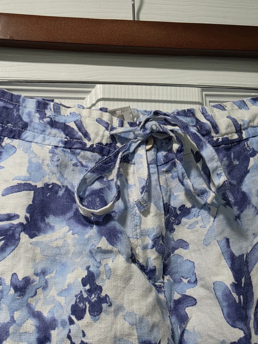 Women's Small Tommy Bahama Blue Floral Tie-Waist Linen Shorts - Picture 3 of 6